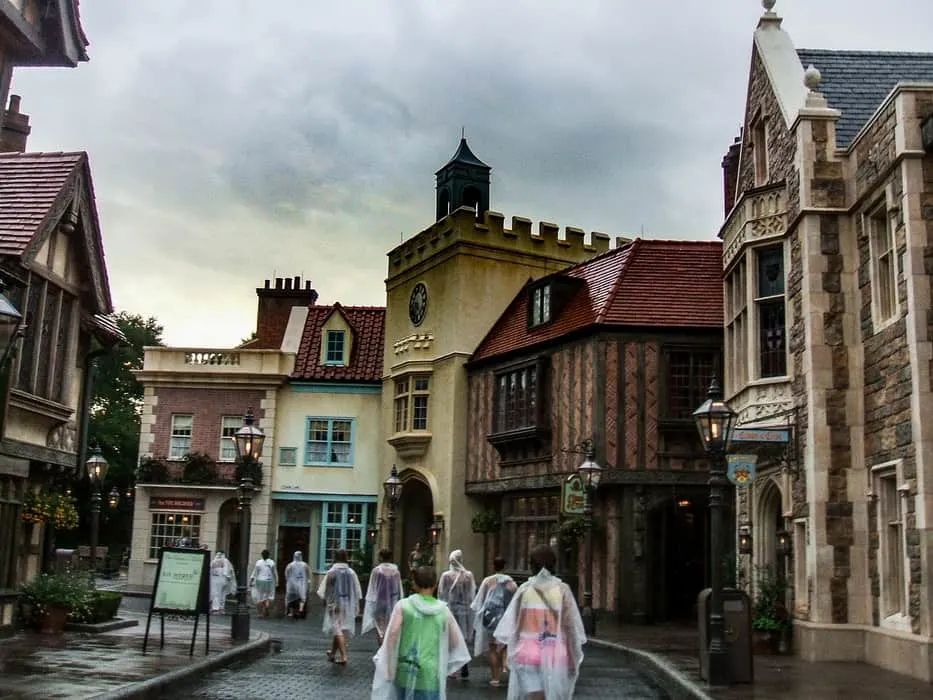 Before heading or planning your trip to Disney, try to avoid making these mistakes that could ruin the trip. Here are 12 Things to Never Do at Disney World. #disneyworld #disneylandparis #disneywithkids #travelwithkids #familytravel