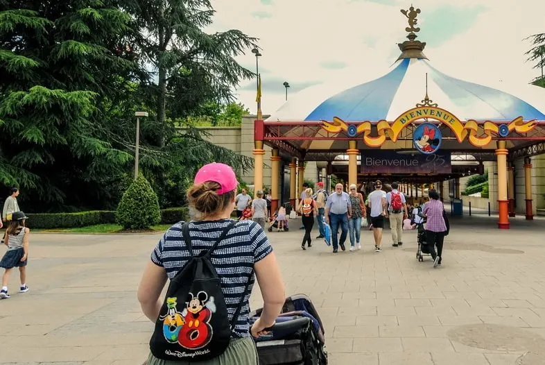Walt Disney World tips, tricks, secrets, & hacks -- Looking for the perfect bag to hold all your stuff for your day at a Disney park? Check out our top picks for different styles of Bags to wear at Disney, and a quick list of what to pack in it.  #DisneyParks #DisneyWorld #DisneyVacation #DisneyVacationPlanningTips