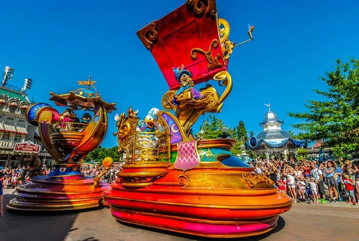 Disneyland Paris Rides & Attractions: The daytime parade