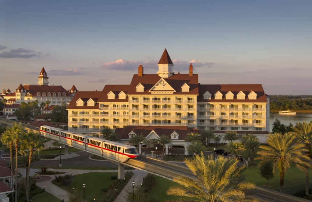Kid-friendly Walt Disney World hotels, with large rooms or suites to accommodate a family of 5, 6, 7, or 8. Resorts, apartment hotels, budget options included, with cribs and kitchens. #Disney #Disneyworld #Florida #travelwithkids #familyvacation #familytravel