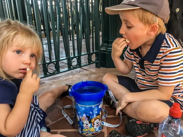 Things for Kids to Do While Waiting in Line at Disney! Here are some great suggestions for helping kids pass the time while waiting in line at a Disney theme park