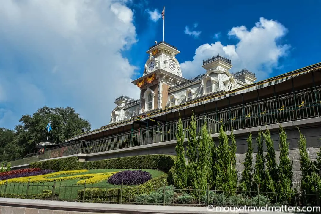 Heading to Magic Kingdom? Learn how the opening procedure works | What time you can enter | How Extra Magic Hours are handled | Are pre-park breakfasts still worth it? | Disney World | #magickingdom #disneyworld #DisneyTips