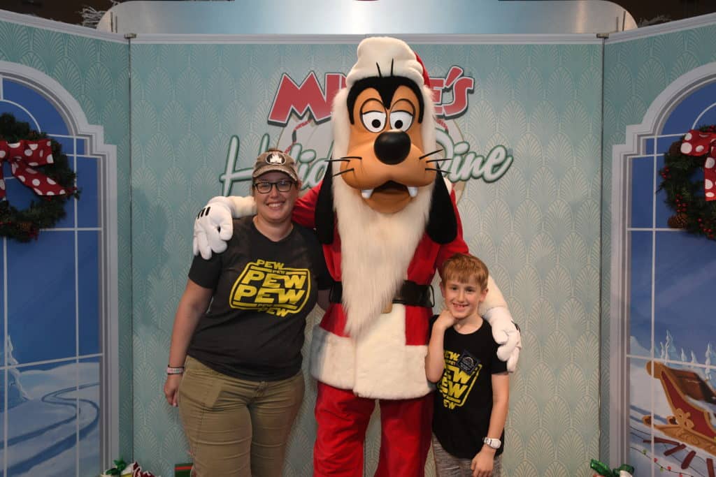 Goofy at Minnie’s Holiday Dine.