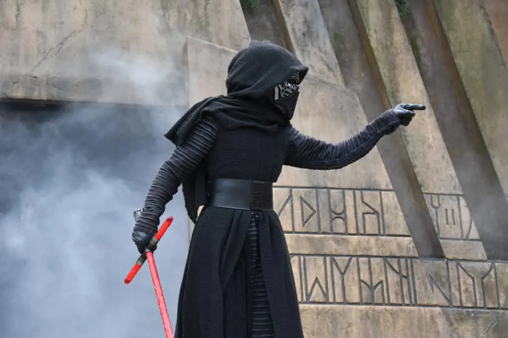 Learn all about Jedi Training at Walt Disney World and these easy tips and tricks that you can use to make sure your kids get to battle the dark side. #starwars #disneykids