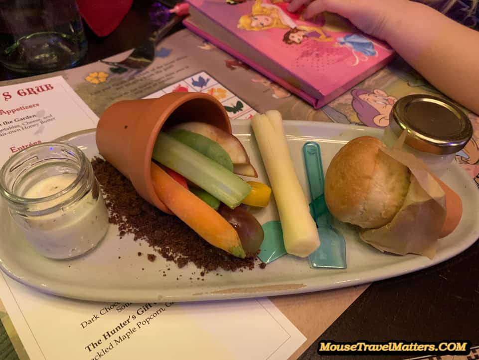 NEW Storybook Dining with Snow White at Artist Point at Disney's Wilderness Lodge. Dine with the Dwarves and The Evil Queen. Our magical dinner review.