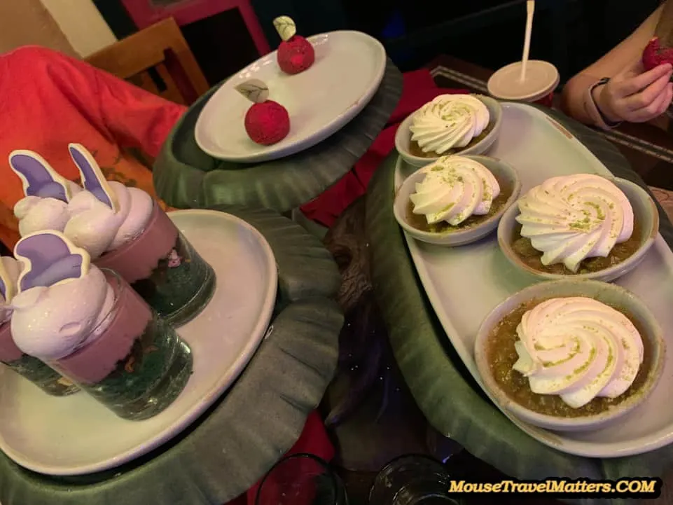 NEW Storybook Dining with Snow White at Artist Point at Disney's Wilderness Lodge. Dine with the Dwarves and The Evil Queen. Our magical dinner review.