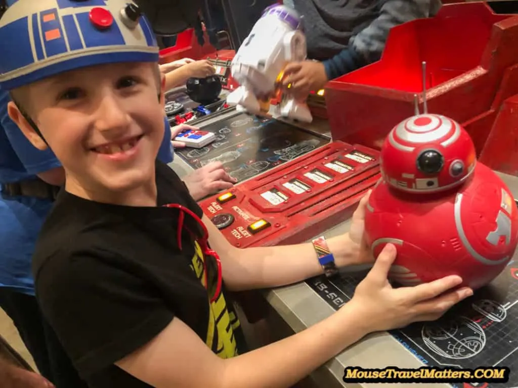 Everything you need to know about Droid Depot at Star Wars Land! Customize your own R or BB unit droid at Droid Depot at Galaxy's Edge Walt Disney World. #StarWars #GalaxysEdge