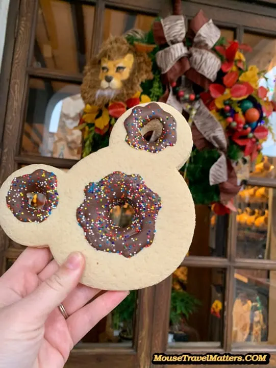 must take photos at Disney World - 20 Instagram-worthy photo ideas! I love all of these Disney World Photo ideas #disneyworld #disneytips #disney